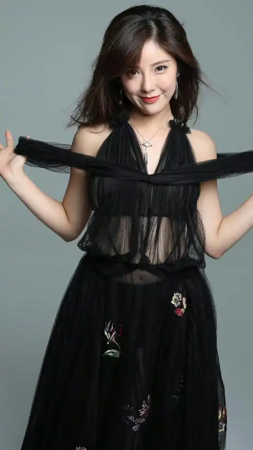 赵奕欢的裙子会发光#赵奕欢写真大片 后面是男人装写真