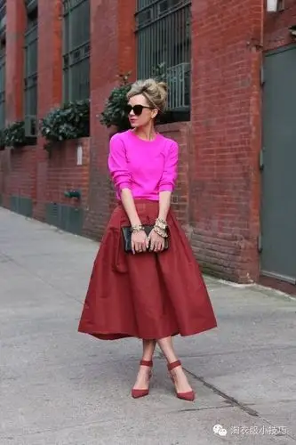 酒红色半身裙的十个搭配小技巧 - 哒鸣派