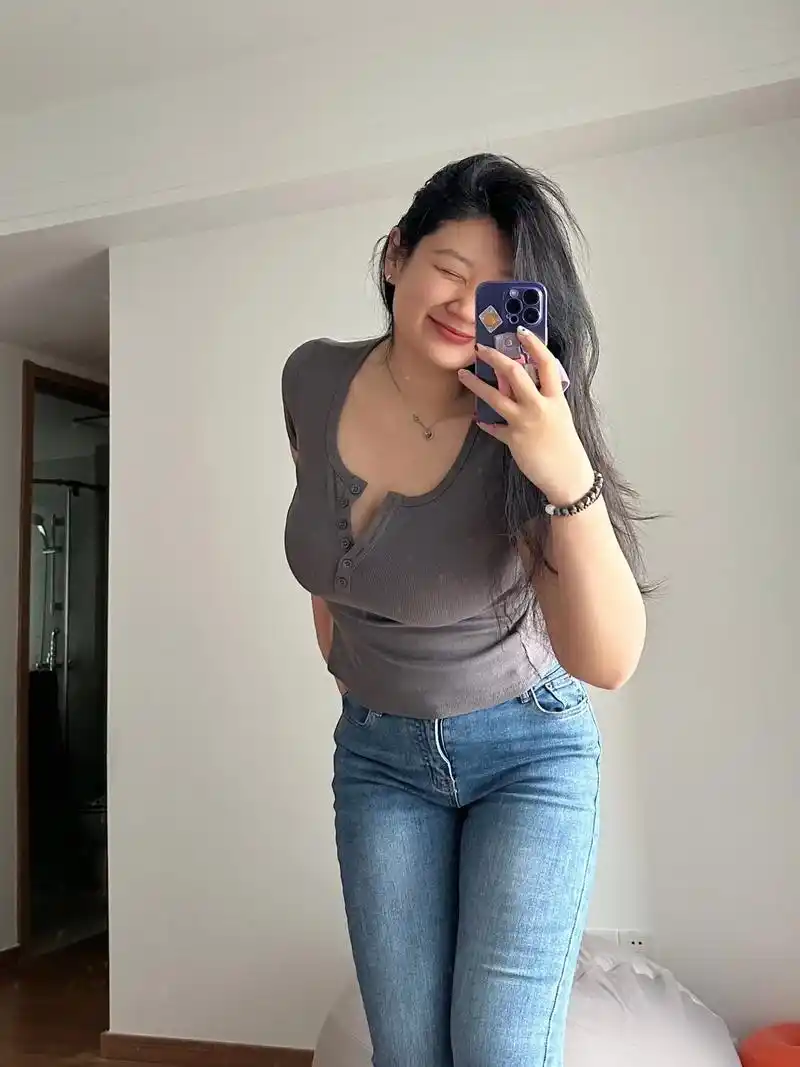 美式圆领 t.#紧身牛仔裤 ###ootd穿搭 #微胖女生 - 抖音