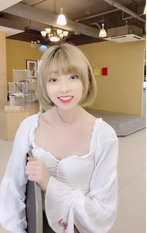 她被称最贵女陪玩比心咬米原图素颜是啥样网友坦克版乔碧萝