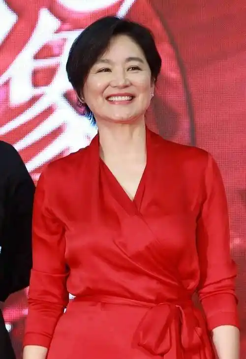 林青霞同框宁静看出年龄,但穿缎面红裙不输气质,承认老去也挺好_时尚