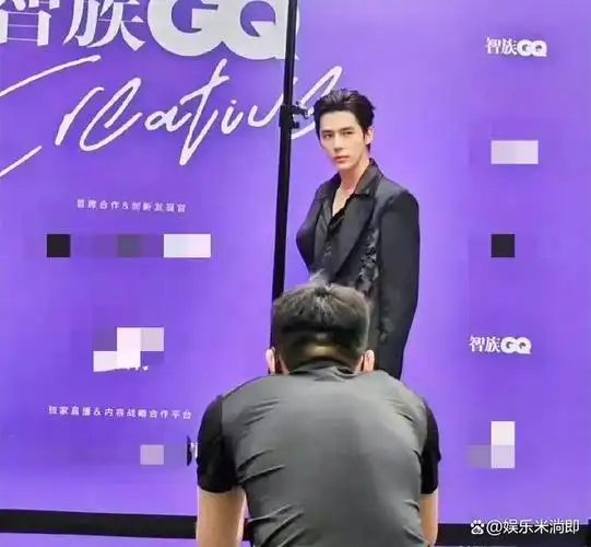 他身穿一套改良版的中山装亮相,给人留下了朱一龙在北影节红毯上的