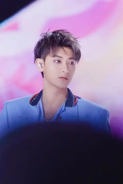 黄子韬创造营2020##黄子韬水蓝深v西装##黄子韬0502生日快乐