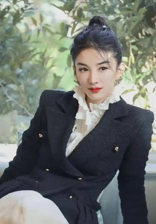 现在黄奕约会的对象是53岁的崔老师,人长这样.