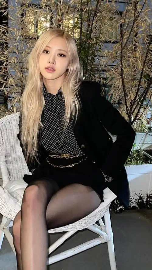 朴彩英王宫晚宴弯腰驼背讨好感强,生图曝真容,礼服像夜店风