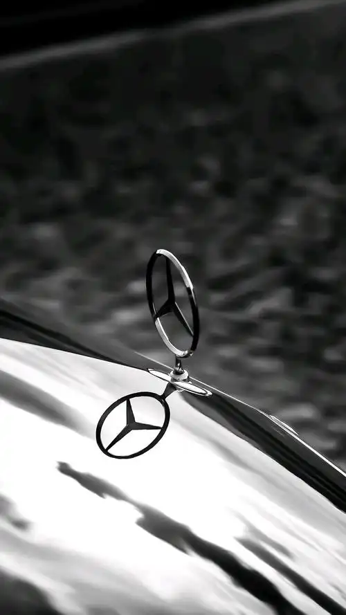 奔驰的logo设计简单中凸显着豪华大气