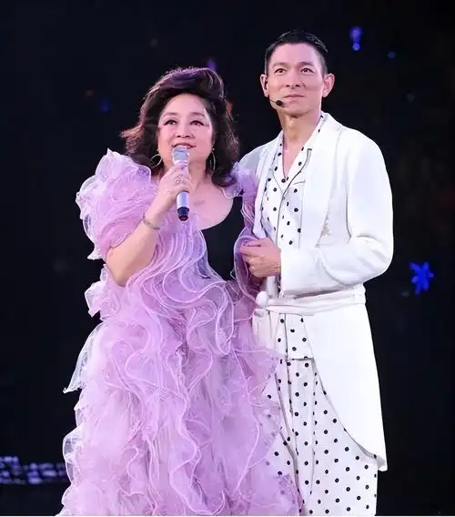 与邓丽君齐名,让刘德华下跪,歌坛天后徐小凤如今却晚节不保?