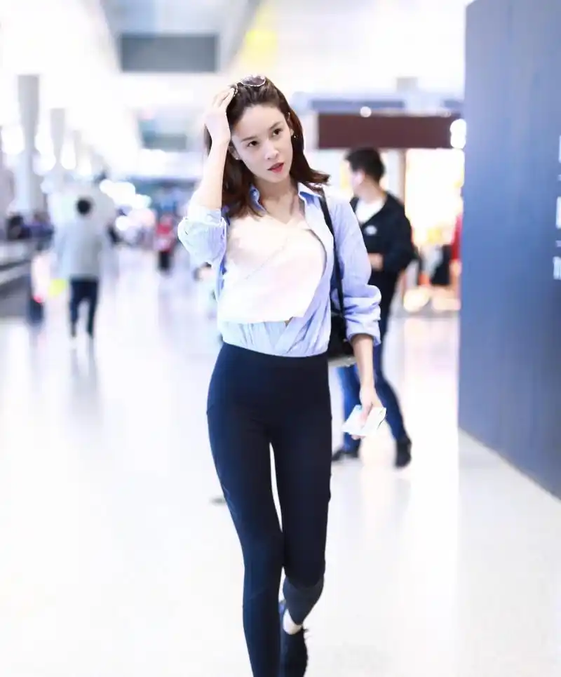 张蓝心"内衣"外穿就算了,黑色打底裤更是塞得满满!