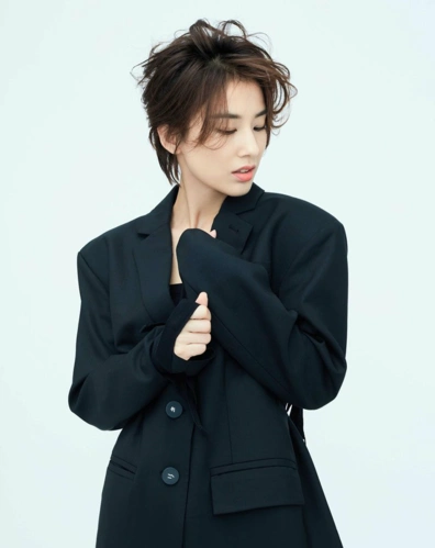 34岁的黄圣依剪短发穿西装,女人帅起来真没男人什么事