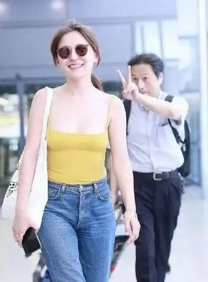 回顾衣着暴露重度抑郁未婚生女黑料缠身的热依扎却因农妇翻红