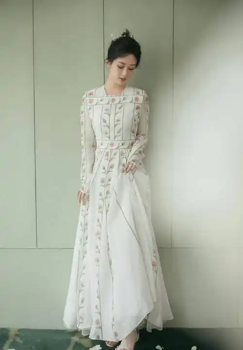 杨紫最新美照身材被质疑!