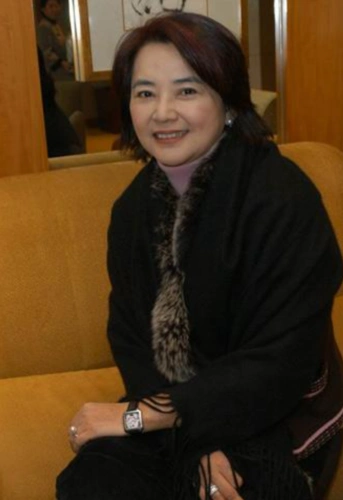 63岁胡慧中有阔太范,穿皮草配红裙高贵有女人味,胖一点也优雅