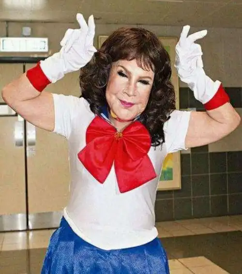 这是黄夏蕙18岁左右的照片,当时的拍照技