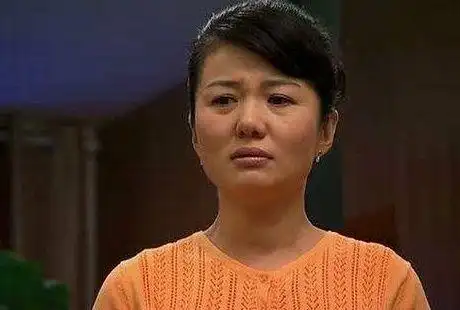 她是杜淳的母亲,为了角色"假戏真做",今退隐后沦为路人