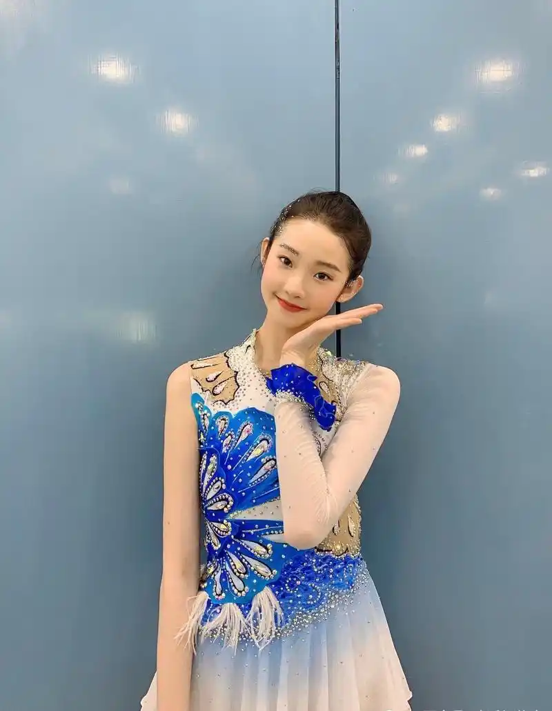 芭蕾公主张艺凡的微笑 芭蕾公主张艺凡的一张"生图"照片在互联网上疯