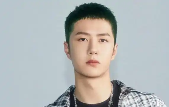 王一博七夕送表情包为新作人鱼剪寸头短发造型尽显魅力