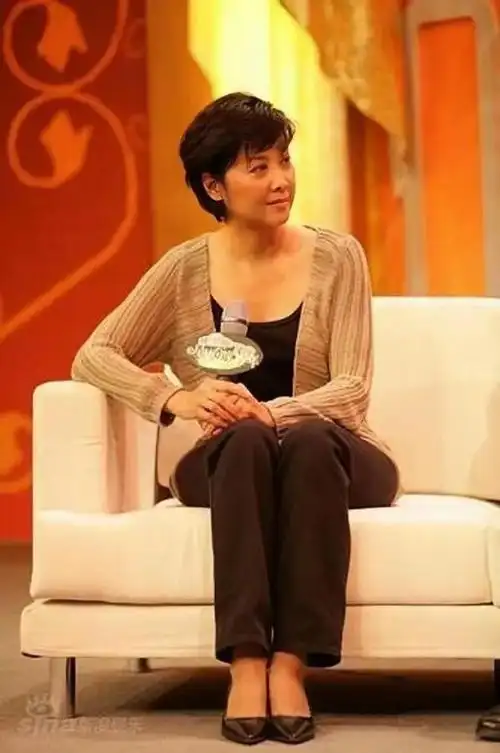 71岁朱琳亲身示范不烫老年头不穿老年装老了依旧优雅得体