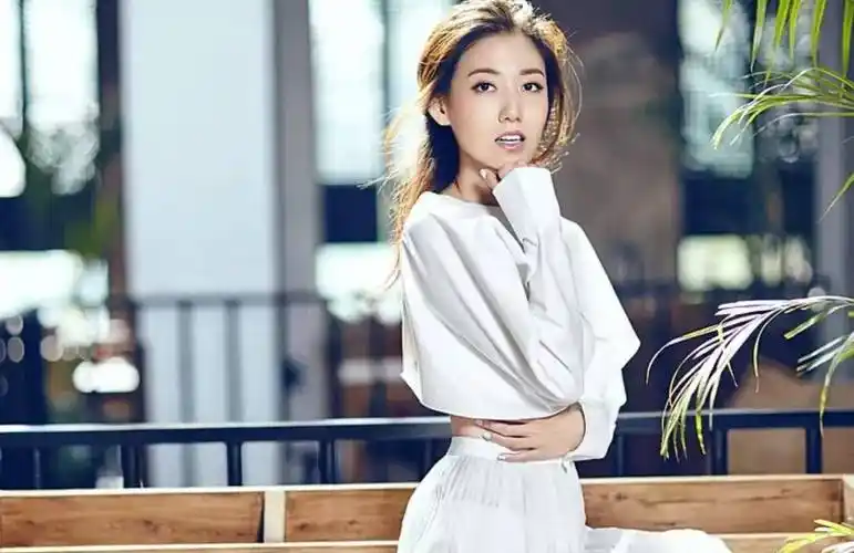 41岁高露对比43岁高圆圆:长相非常相似,但风格却截然不同