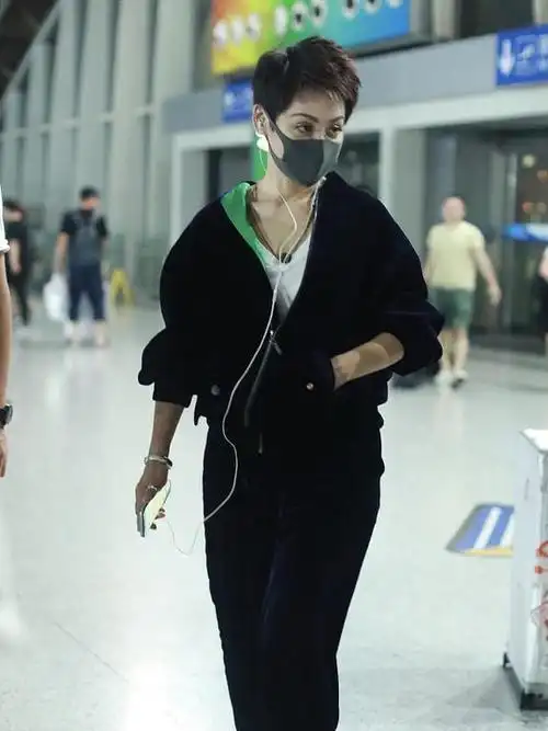 47岁宁静状态真好,全黑look运动装 短发率性干练,新发色很减龄