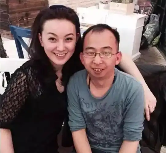 要钱没钱,要貌没貌!4位丑男演员,娶的老婆咋一个比一个漂亮?