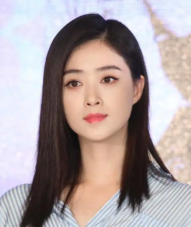 但是,那个时期蒋欣整体看上去还是年轻化,幼态的.