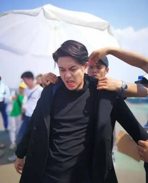 赵丽颖亲自上阵,在沙地上磨出了好多伤,还要在40度的高温下吊威亚,真