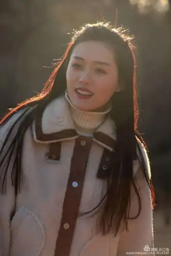 《我的冬天大光比下的女孩走过来》青岛永盛摄影俱乐部逆光人像跟拍