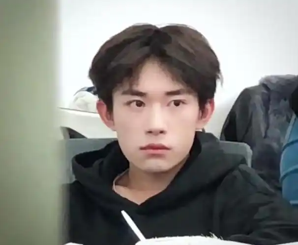 别再说孙怡李沁长得像了,看到易烊千玺和他后,才懂啥叫复制粘贴