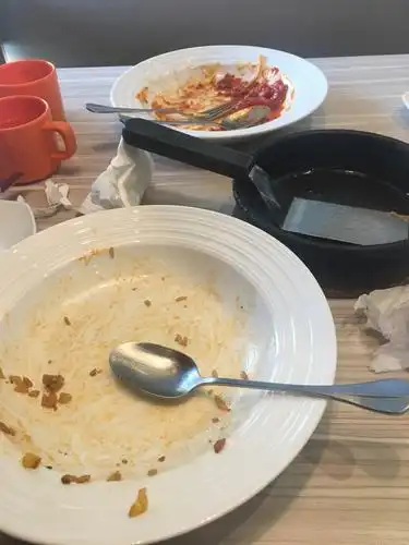 in2****7101 远洋城服务员业务不熟练,对于餐桌上的吃完的空盘收拾不