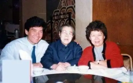 费翔早期私房照曝光 父母相貌普通(组图)