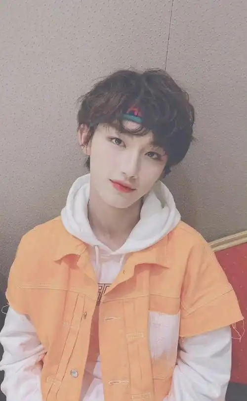 丁程鑫发带造型六宫格随拍