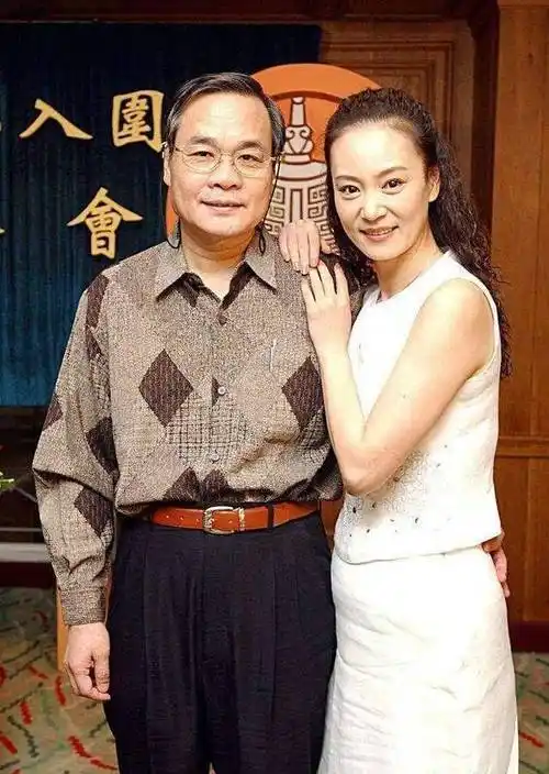 演员刘雪华:丈夫去世后独居10年,她的坚持让人泪目_邓育昆_时候_感情