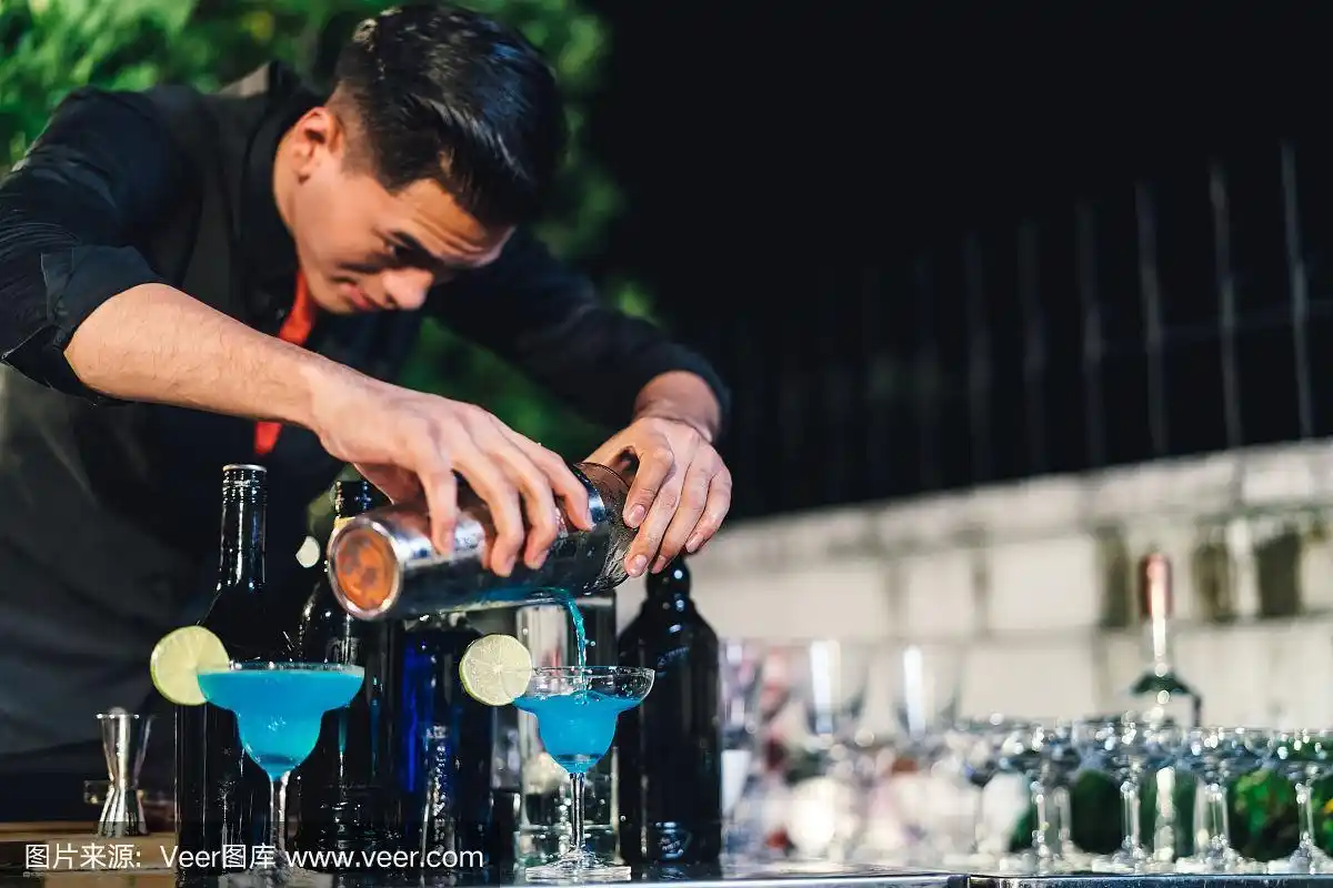 调酒师在乡村夜派对庆典上调制鸡尾酒,加班工作服务客户户外人们的