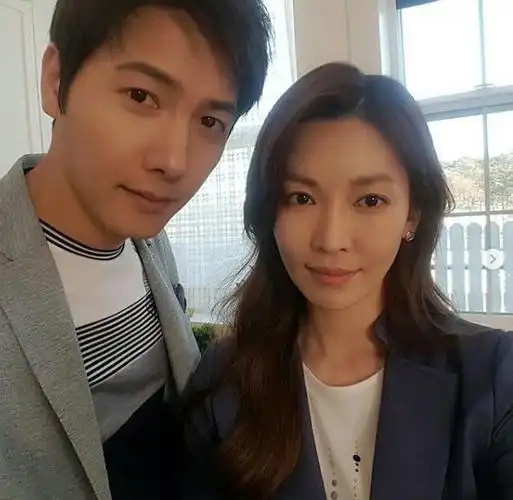 金素妍李尚禹颜值夫妇清新自拍引关注