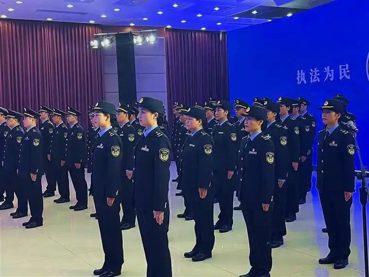 四川省农业农村厅举行农业综合执法人员着装仪式