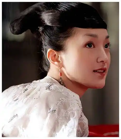 说到《红高粱》,周迅已经40岁了,却要演一个19岁的少女.