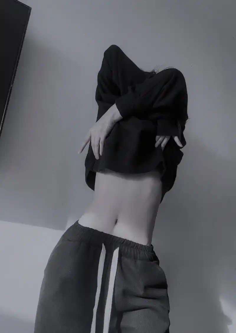 废话藏在照片里#只有同频才会喜欢这种感觉吧 #露腰杀 - 抖音