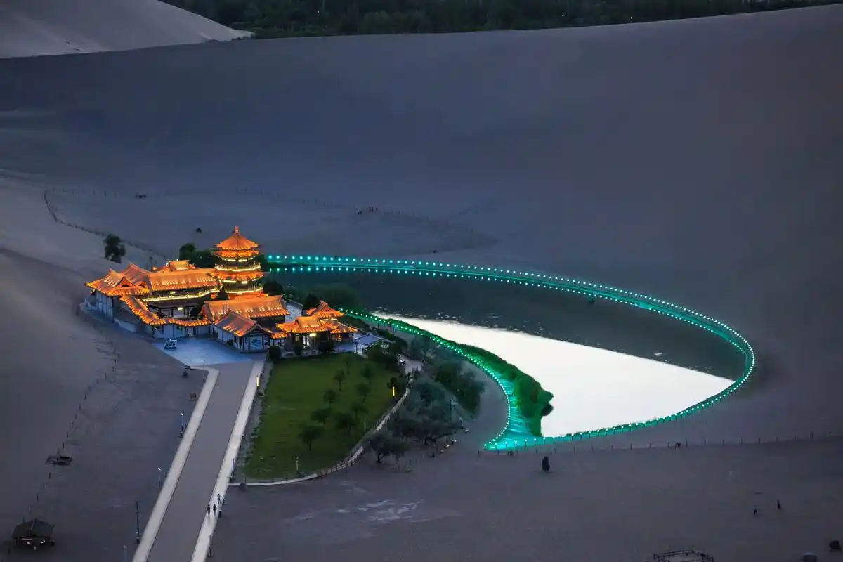 鸣沙山敦煌月牙泉夜晚风光 - 抖音