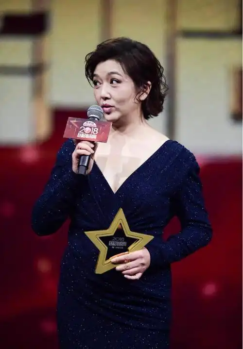 江珊真是会保养都年过半百了还穿的这么招摇身材曲线不输超模