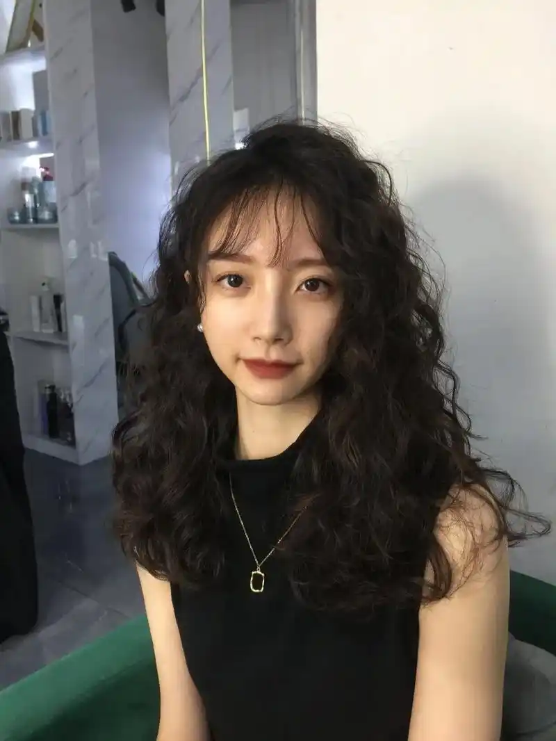 针对发量少的人群很友好 最受欢迎的羊毛卷发型,让你换 - 抖音