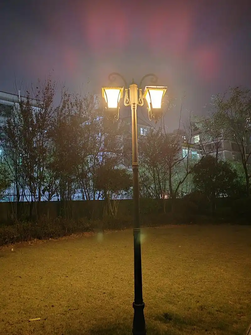 路灯下的小姑娘