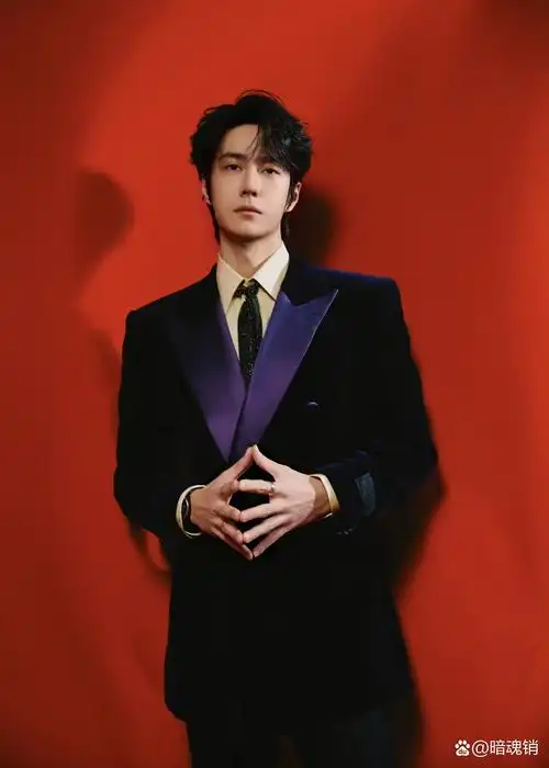 王一博春晚舞台造型,givenchy 紫色丝绒西装套装搭配腕表点缀,真的是