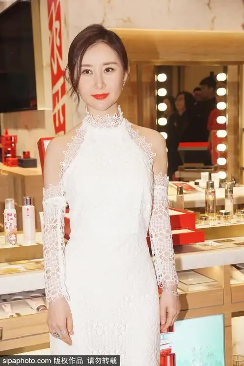 组图:舒畅着露肩蕾丝晚礼服现身 皮肤白暂美艳动人