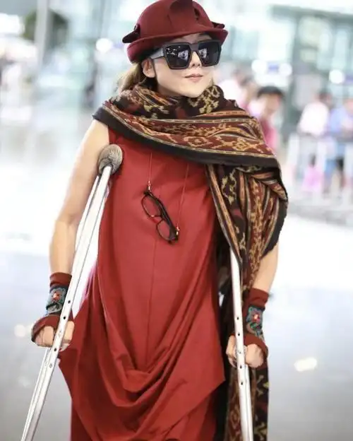 杨丽萍花十几万做指甲三餐吃花瓣水如今59岁坐轮椅出行