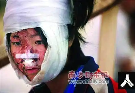 北川中学千人死亡 官兵10分钟抬出4具尸体(图)