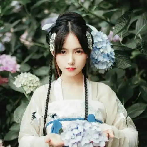 《女配是知青》魂穿娇弱女配,被继母卖病娇军官,一胎三宝被爆宠