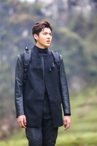 吴亦凡《奇楼》化身太阳之子制服上身气场足