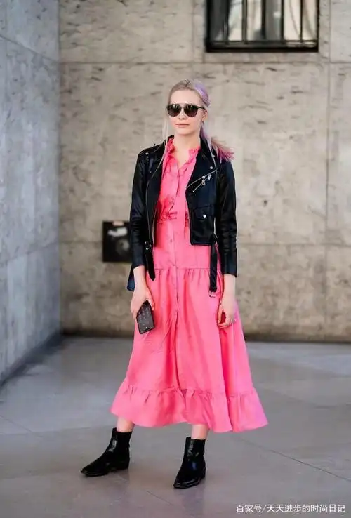 玫粉色的连衣裙是件很有少女心的裙子,单穿的话,很多朋友不太敢穿.