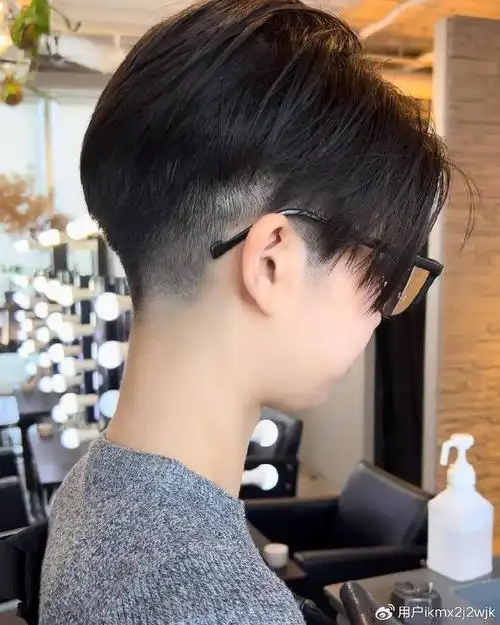 当下最火女发来了,两侧掏空推后脖短发,喜欢别错过