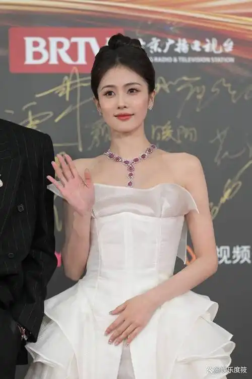 微博之夜红毯杨幂旗袍绝美刘诗诗杨紫拼高定90后小花比性感